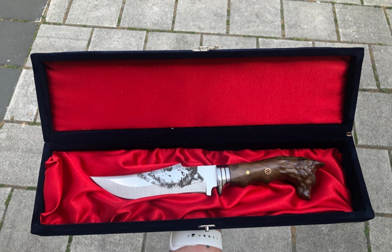 kamperski nož s vučjom glavom